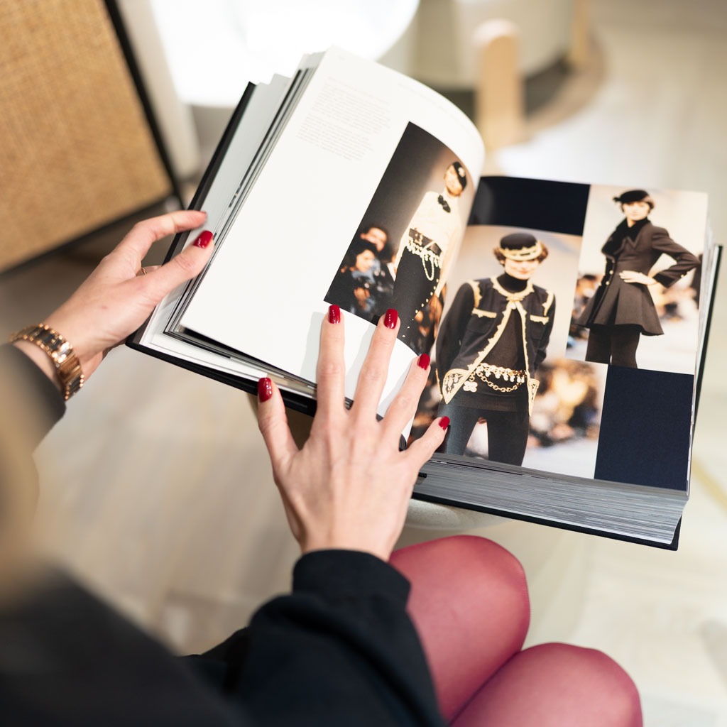 Red manicure at H’ONU with glossy nails shown in a fashion inspiration setting