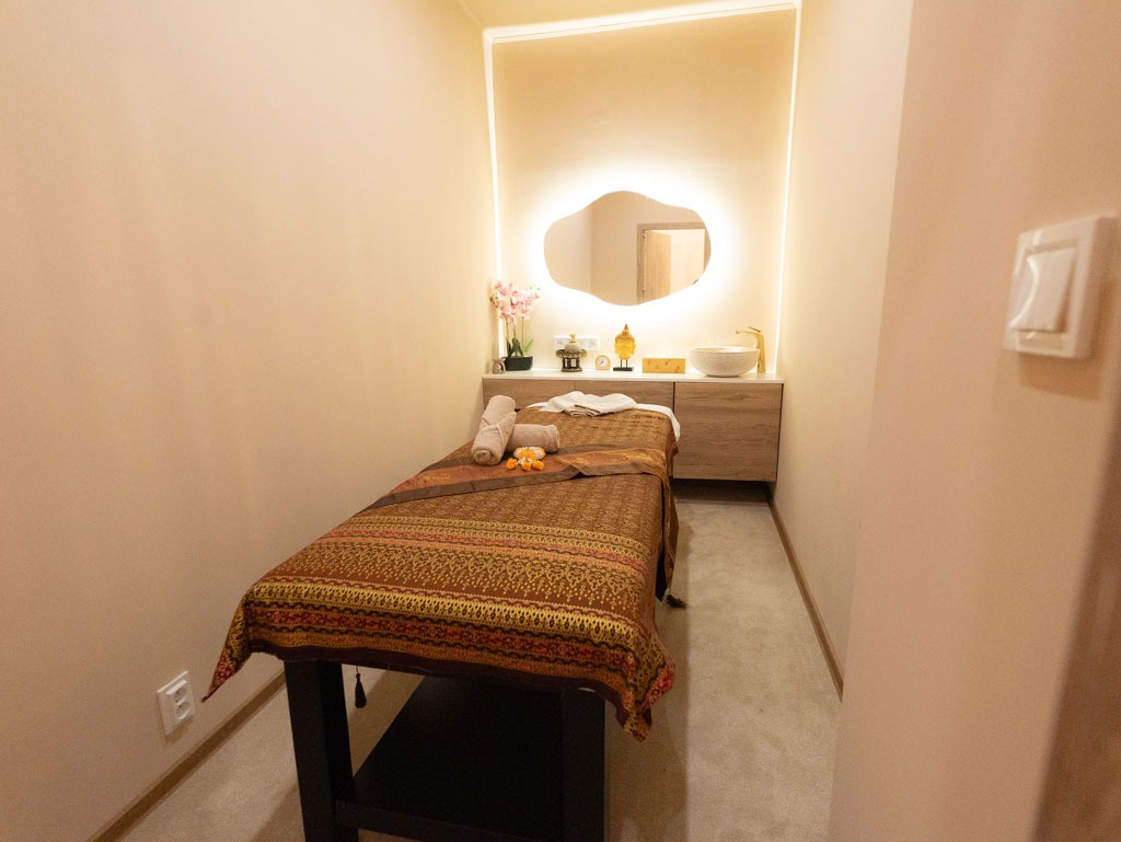 Private beauty treatment room at H’ONU Vienna offering relaxing services in a calm and premium environment