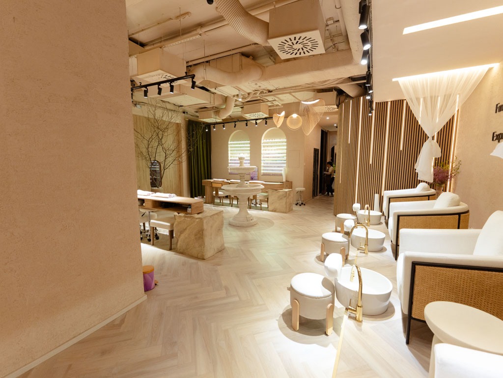 Luxury pedicure area at nail salon Vienna H’ONU with modern seating and a calm premium atmosphere