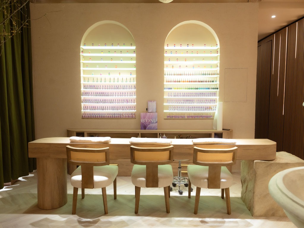 Manicure table at nail salon Vienna H’ONU with professional nail care setup in a modern and elegant space