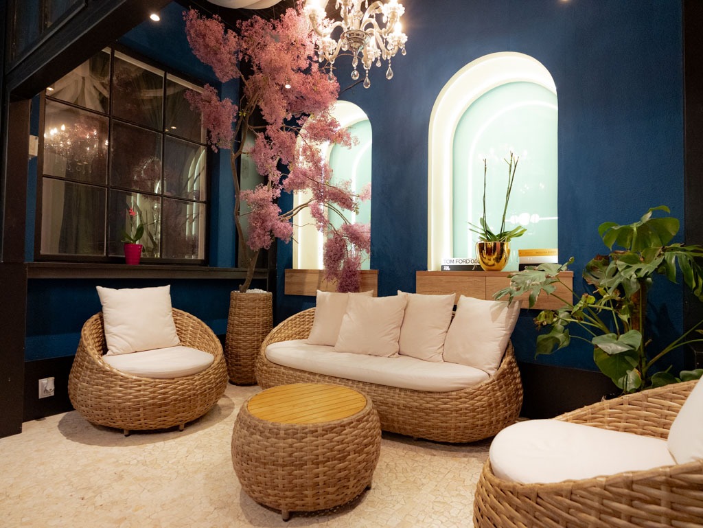 Relaxing waiting area at nail salon Vienna H’ONU with comfortable seating and a premium, welcoming atmosphere