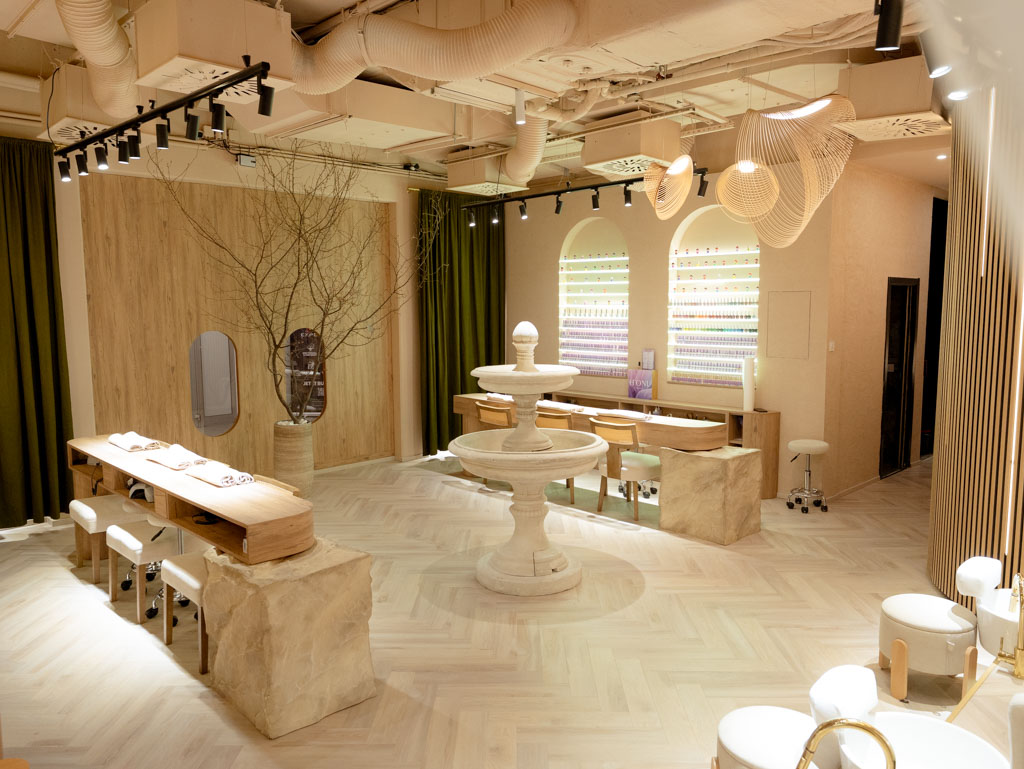 Premium nail salon Vienna H’ONU with manicure and pedicure areas in a modern and elegant space