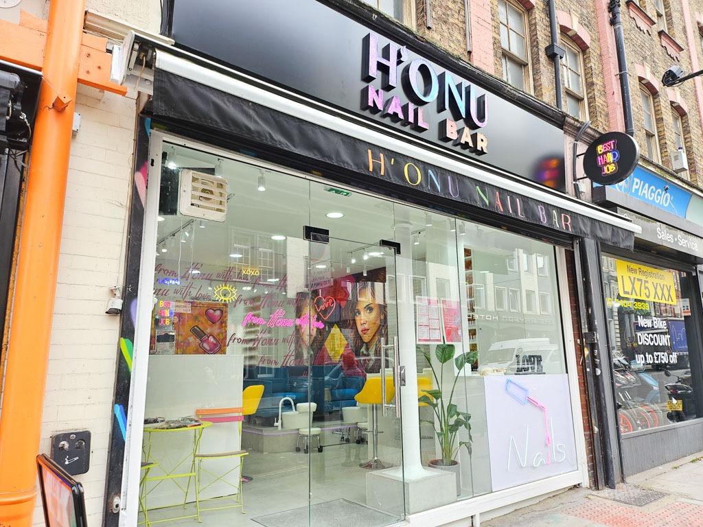 Quick manicure in Farringdon London at H’ONU nail bar ideal for busy business clients and walk-ins